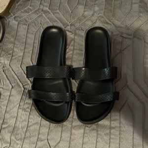 Gap black slides